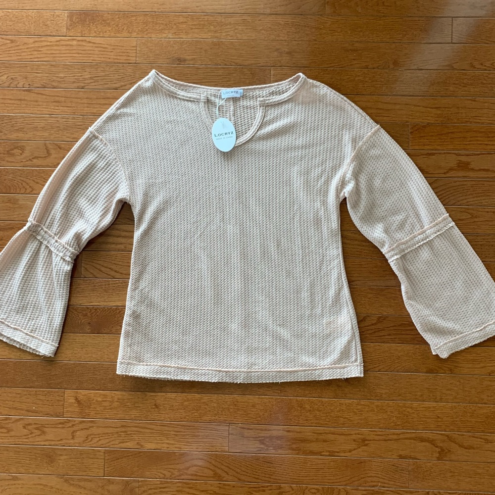 Locryz extrasmall lightweight sweater with bell sleeves